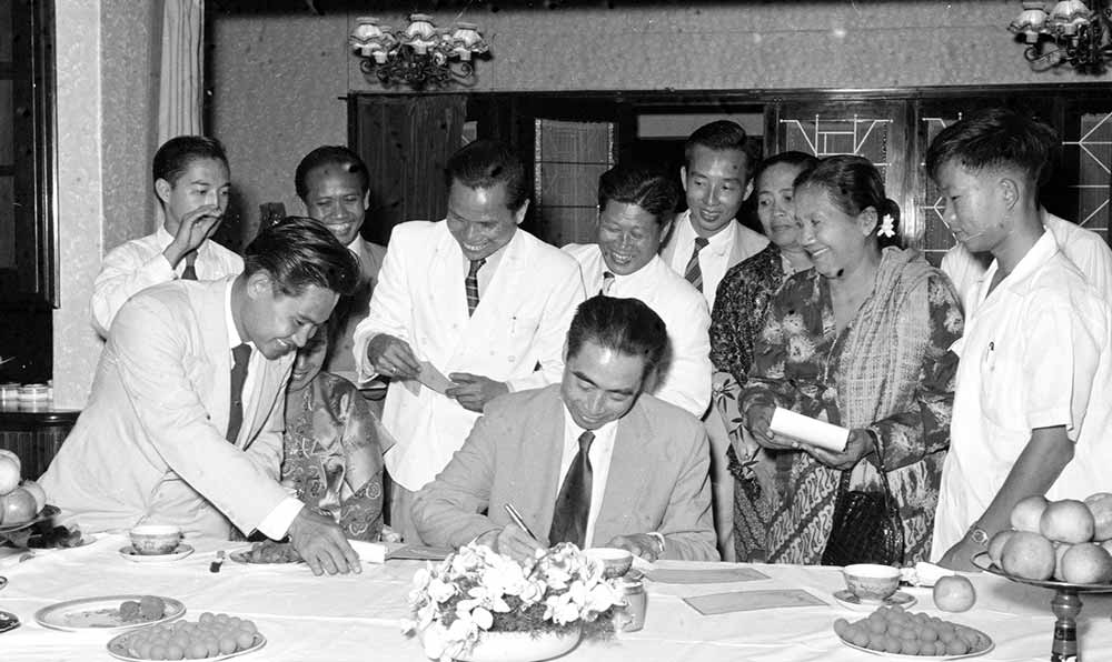 1955年4月25日，為迎接亞非會議而組織的萬隆人民委員會的代表請周恩來總理簽名留念。