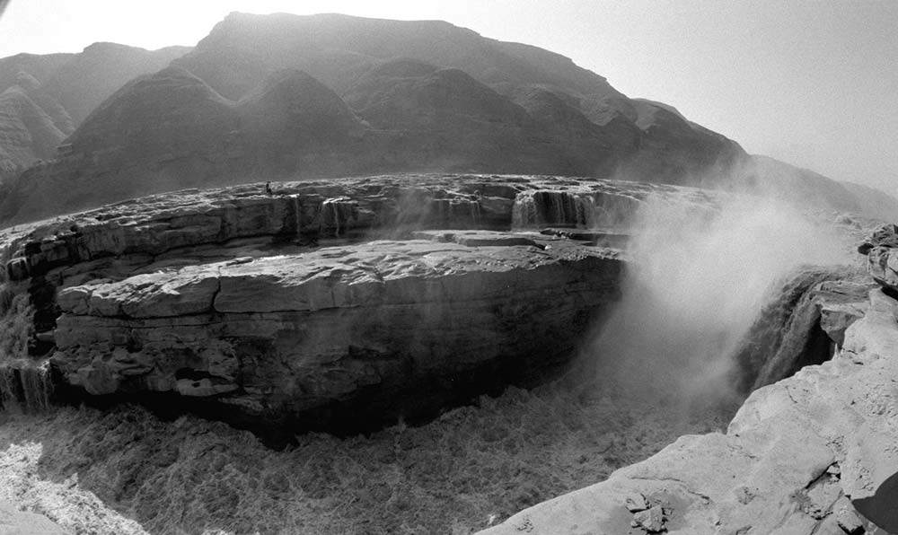 黃河壺口瀑布景色。