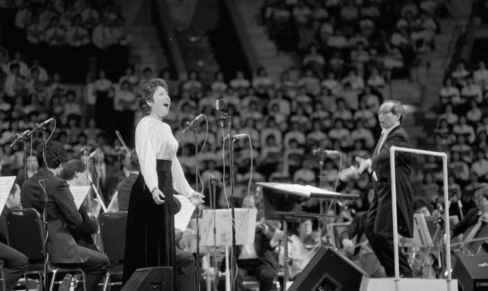 女高音歌唱家汪燕燕在香港&ldquo;黃河音樂節&rdquo;上演唱《黃河怨》。