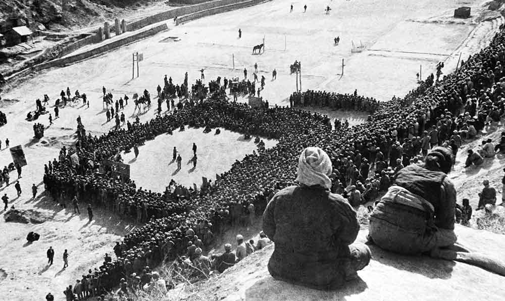 東北文代大會為慶祝斯大林70壽辰，由魯藝文工團演出黃河大合唱。