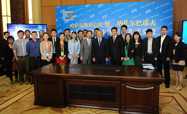 哈薩克斯坦總統納扎爾巴耶夫與現場工作人員合影